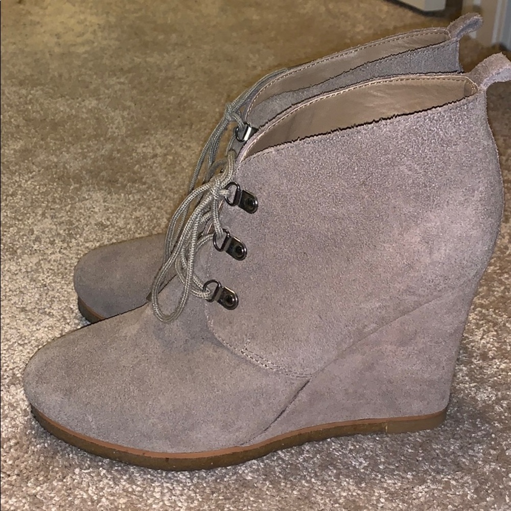 Taupe STEVE MADDEN booties size 10. Pre loved 🥰